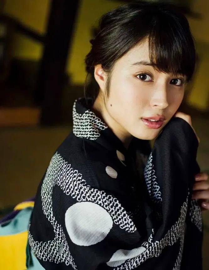 日本爆红男女艺人同天确诊新冠,两人交往至少三年,目前疑似低调同居.