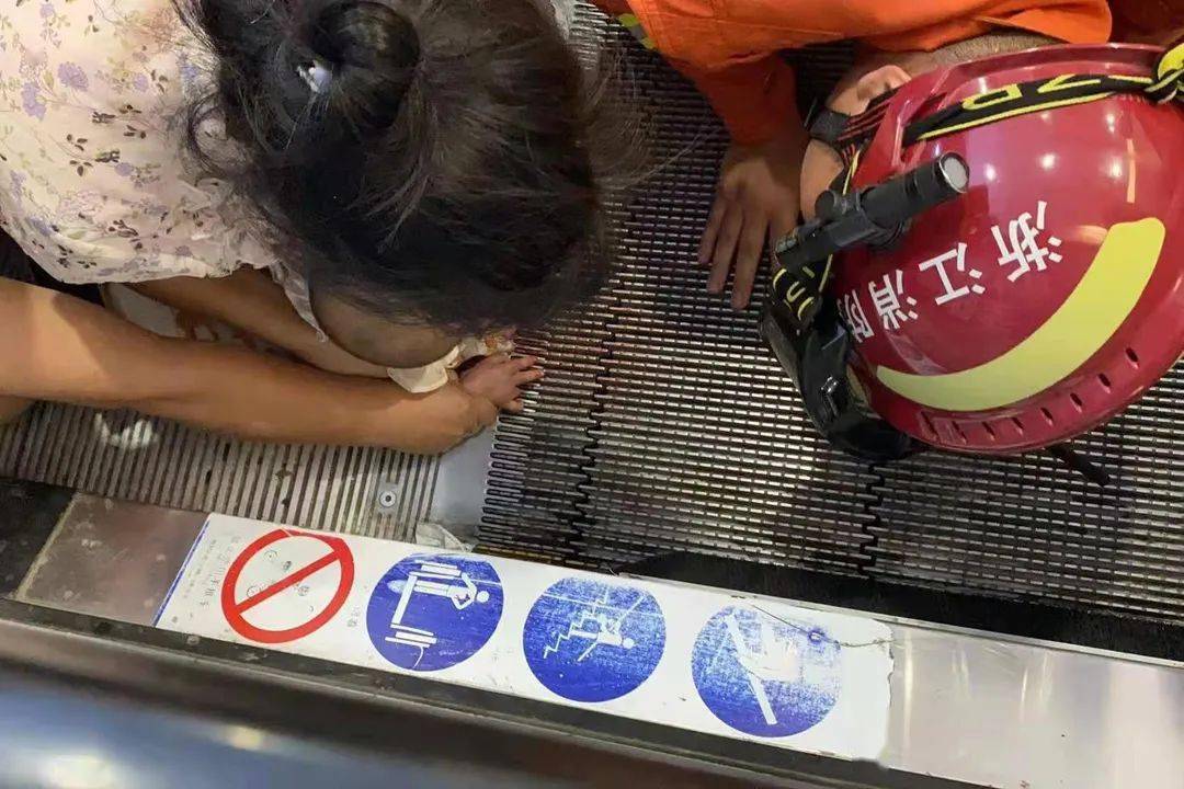 揪心临海一女童手被卡商场扶梯电梯这五个地方不能碰