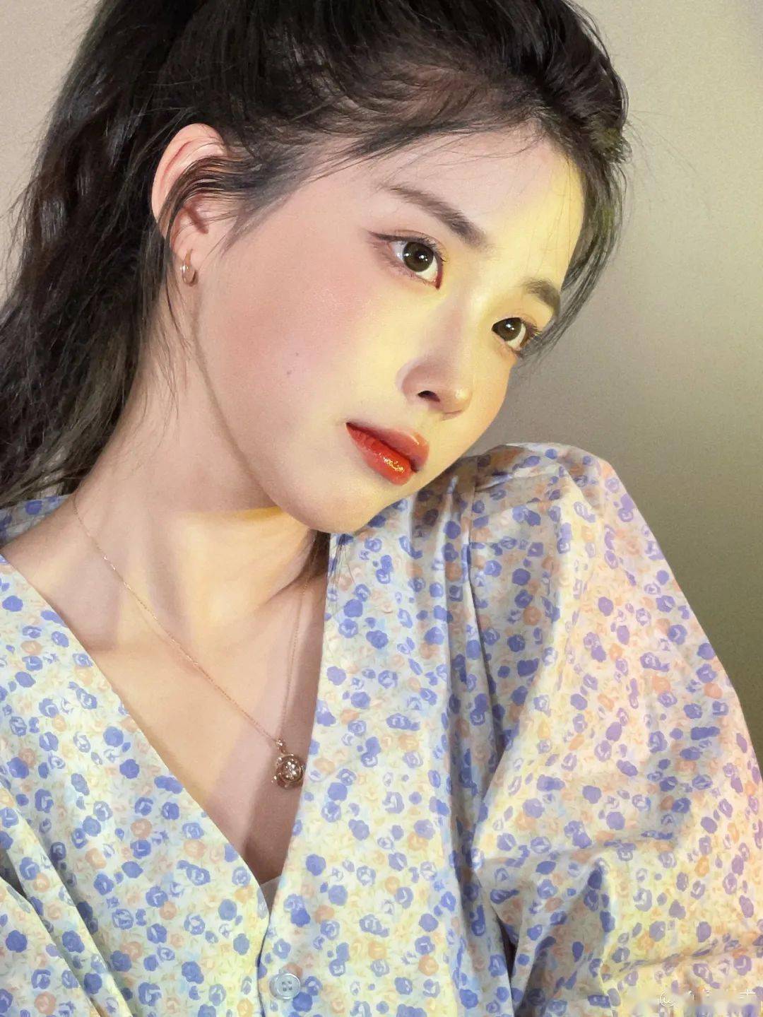 有的靠化妆开滤镜比如之前有位女网红因为和iu很像而爆红