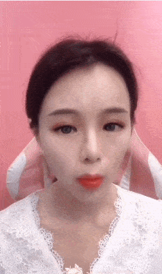 你纳闷这样也能来当网红?还有这位穿着睡裤的小姐姐