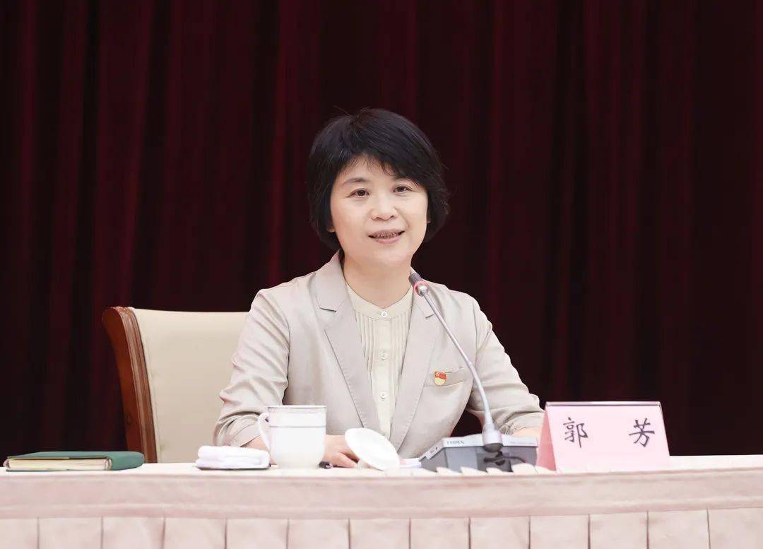 聆听郭芳书记党课,当好基层"班长""头雁"_居民区