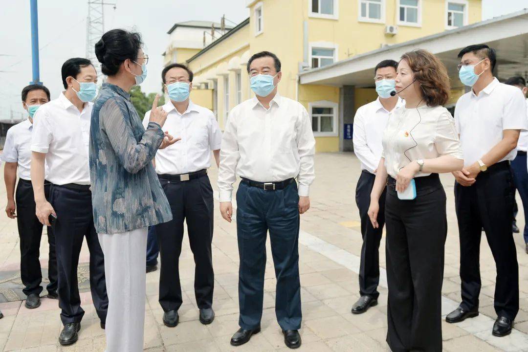 在昂昂溪区,张庆伟听取昂昂溪火车站,罗西亚大街,中东铁路员工俱乐部