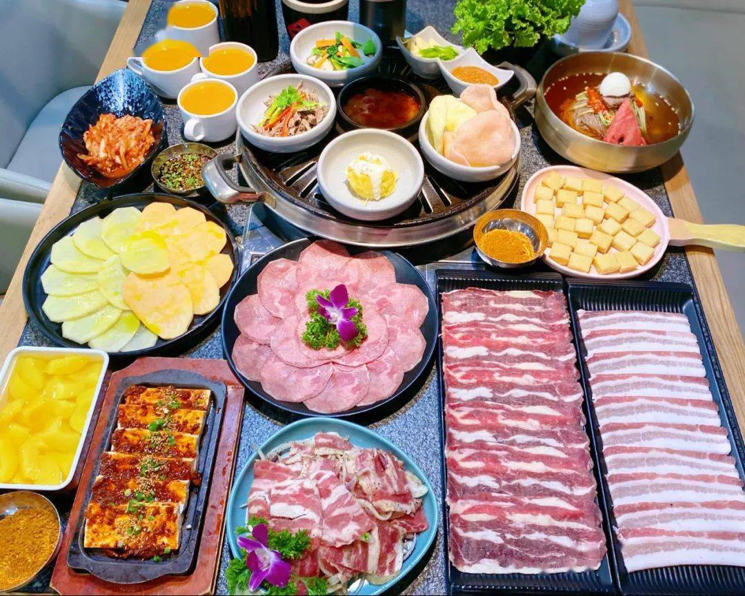 有烤肥牛,雪花鲜拌肉,烤五花肉为各位吃货朋友奉上惊喜的烤肉套餐联联