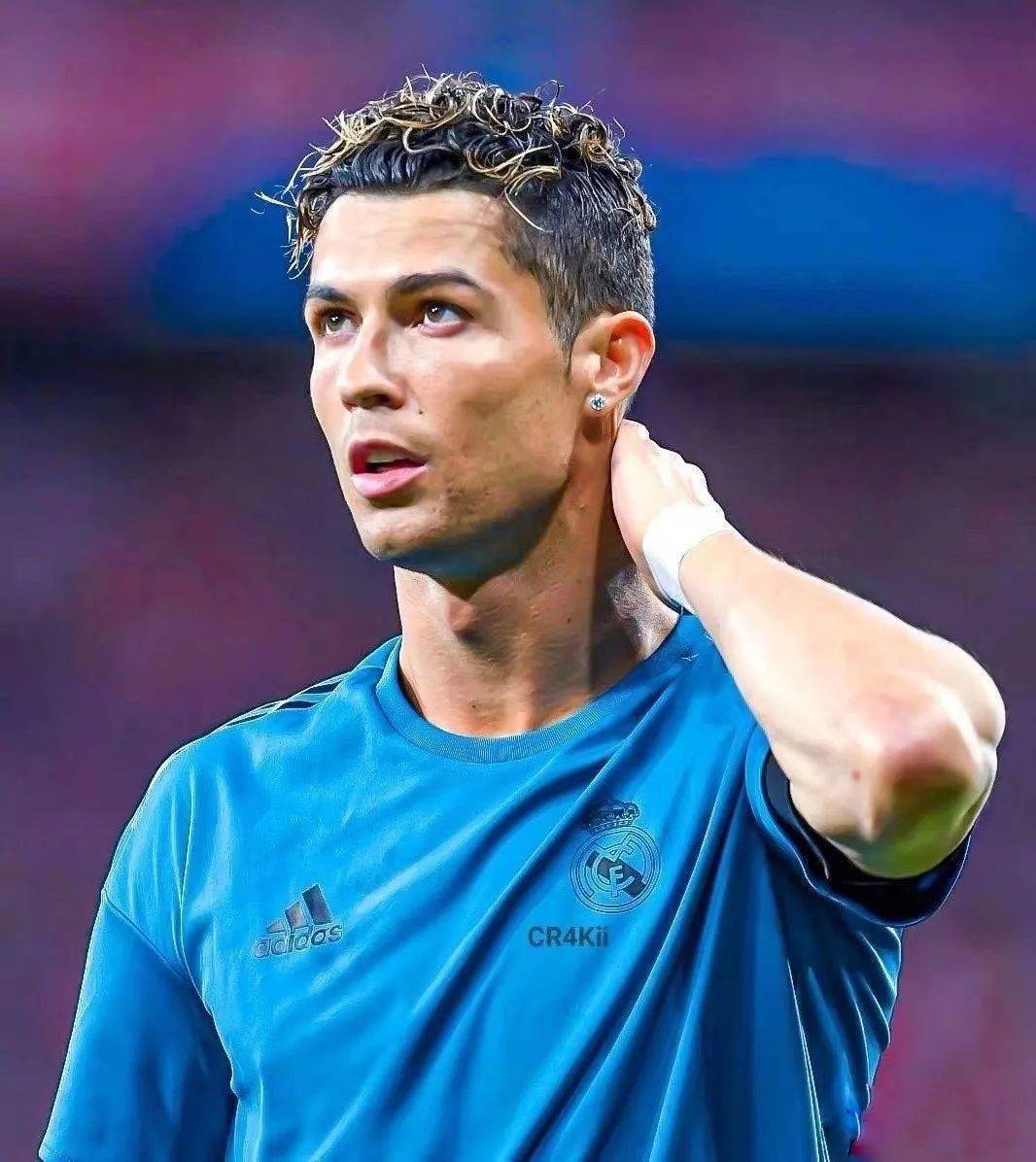 这枚耳钉就像是他不羁的光芒和热血的象征,贝克汉姆(beckham)自创眼睛