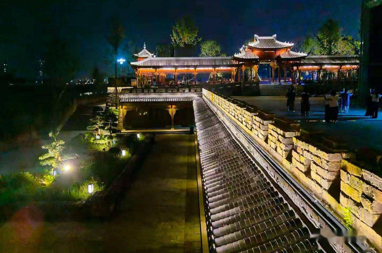 摄影欣赏:《浠水丽文广场》