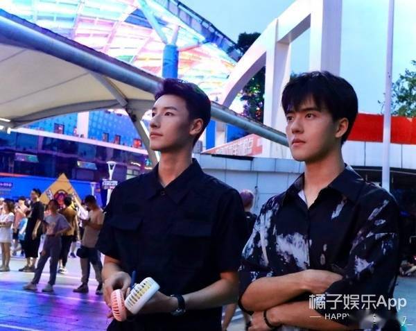 帅哥|太帅了！鹅厂程序员欢乐谷保安凭生图走红，艺人可能都没他们上镜