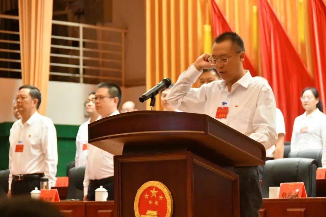 县十六届人大六次会议举行第三次全体会议詹道斌当选为通海县人民政府