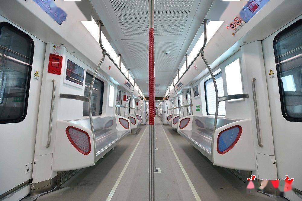 武汉地铁5号线列车亮相全自动驾驶乘坐如穿行时空隧道