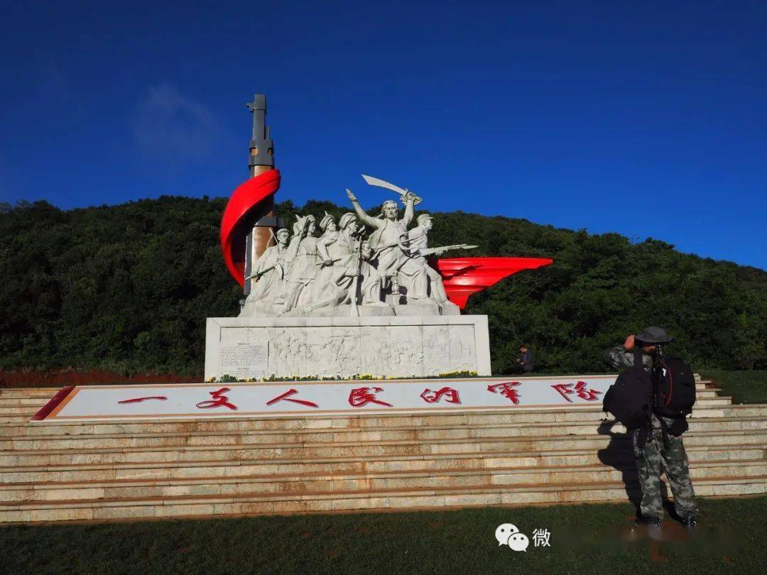 圭山是光荣的革命历史纪念地,看着这里的纪念塔,纪