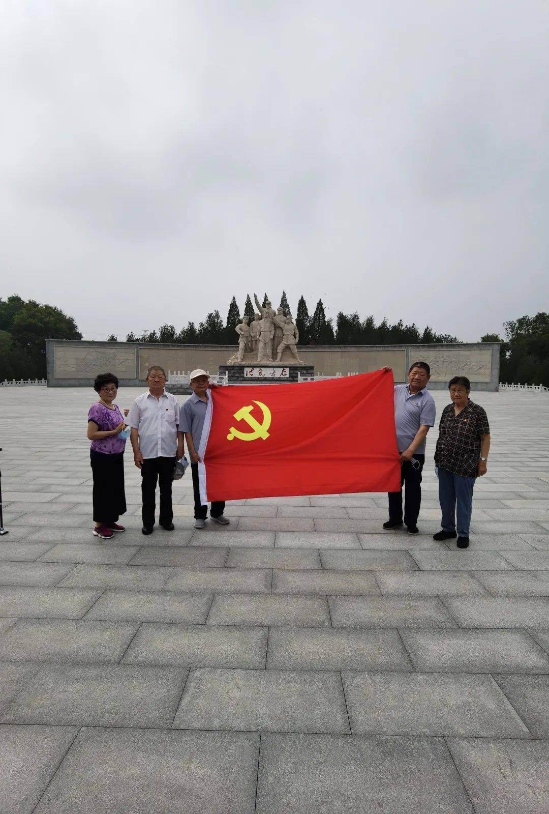 园林服务中心组织离退休老党员参观清源公园烈士纪念广场_教育