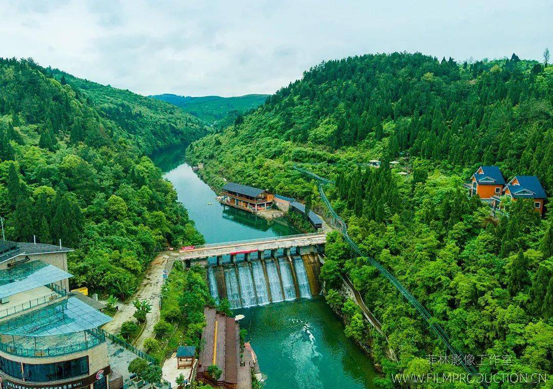 周末赶紧约遵义这个世外桃源景区重磅福利袭来空中玻璃滑道全羊烧烤