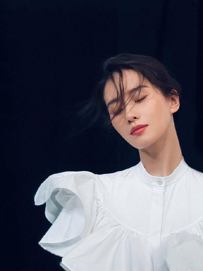 黑色|刘诗诗包身长裙女人味十足 黑色麻花辫化身酷girl现反转魅力