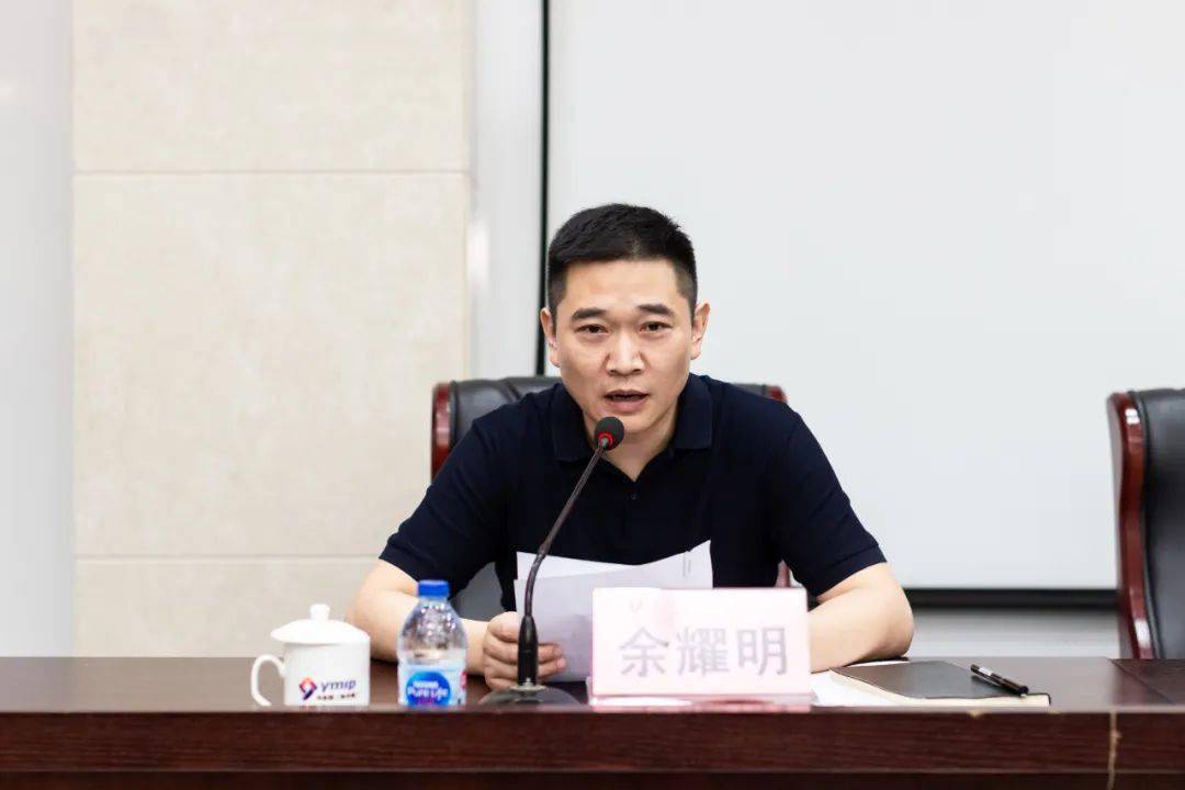 会前,园党工委副书记,镇党委副书记,镇长李刚强带队先后来到向阳二村