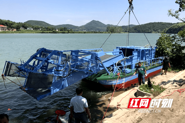 "随着吊车指挥员的话音刚落,新宁县新购买的河道自动清污保洁船在县乡