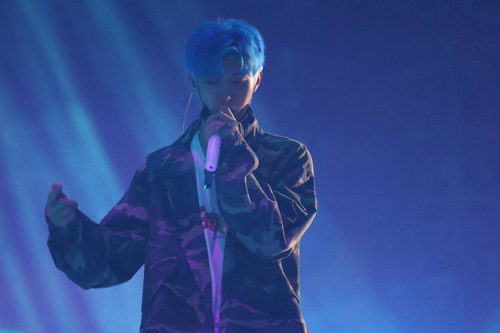留声机发布范丞丞演唱会彩排现场照 蓝发爱豆·丞已准备就绪