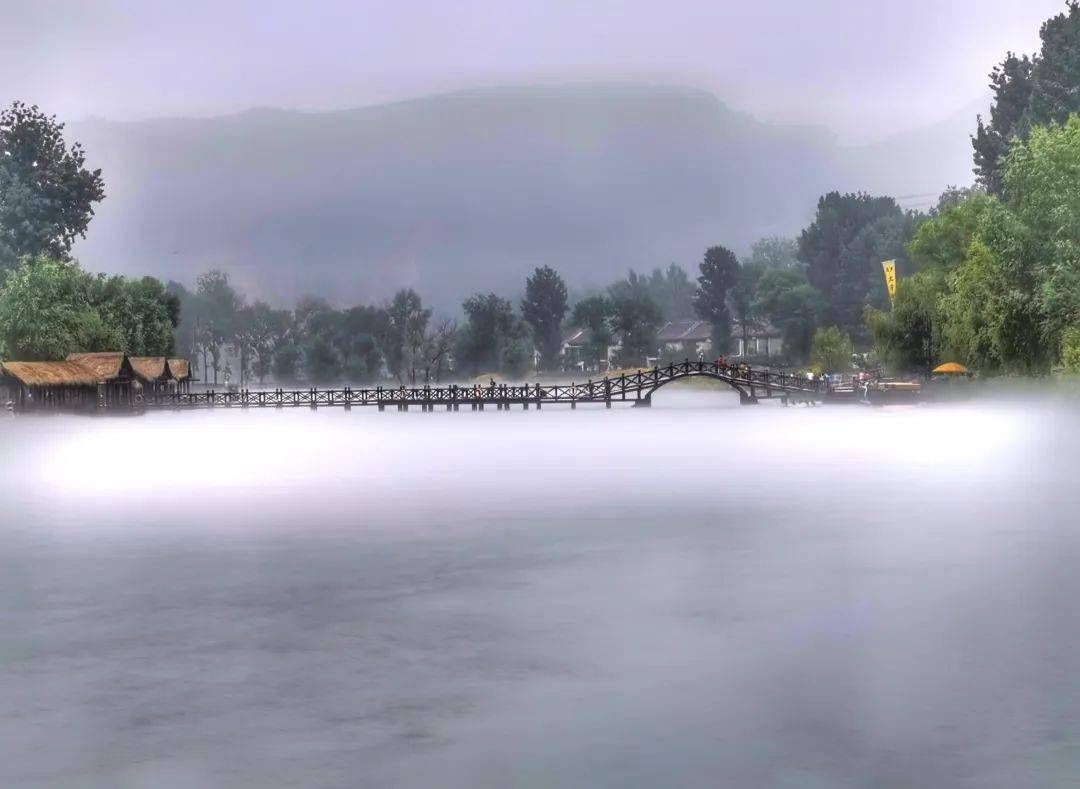 宛如一幅灵动的泼墨山水画太行水镇易水河上呈现出茫茫水雾天似穹庐