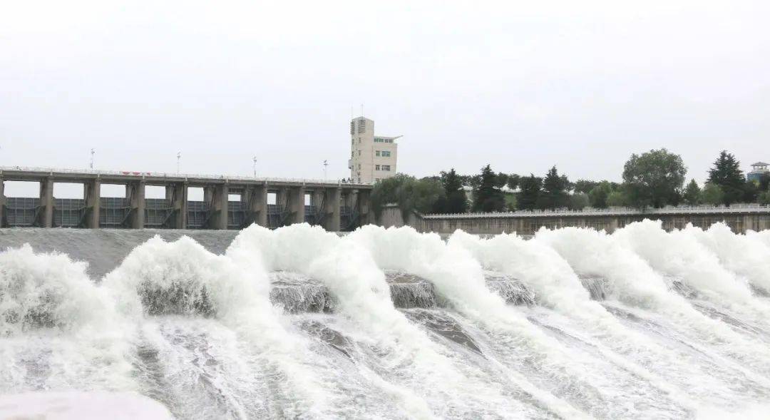 开闸泄洪