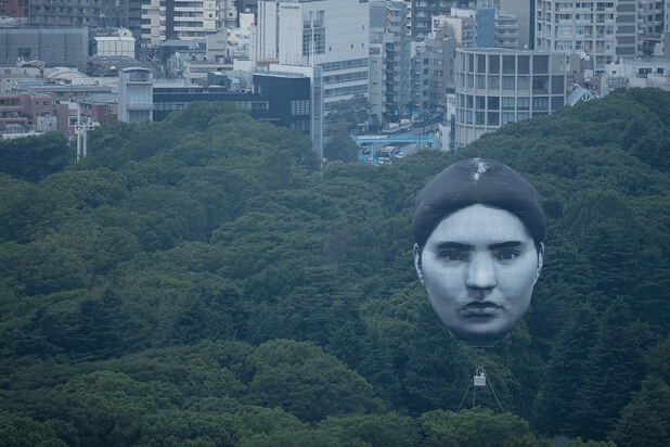 艺术|奥运前的东京上空，好大一张脸！