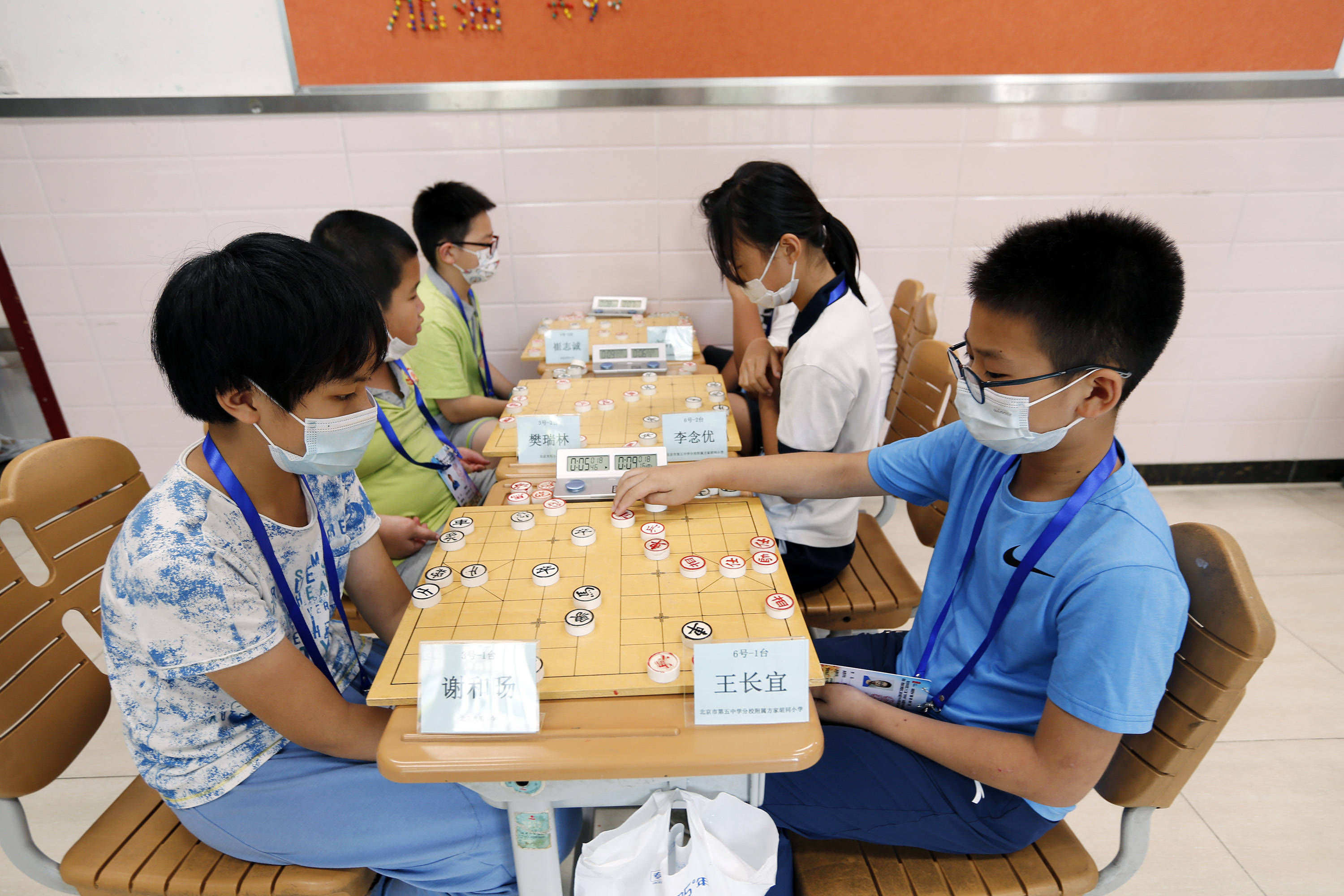 7月16日,小学生参加中国象棋比赛.