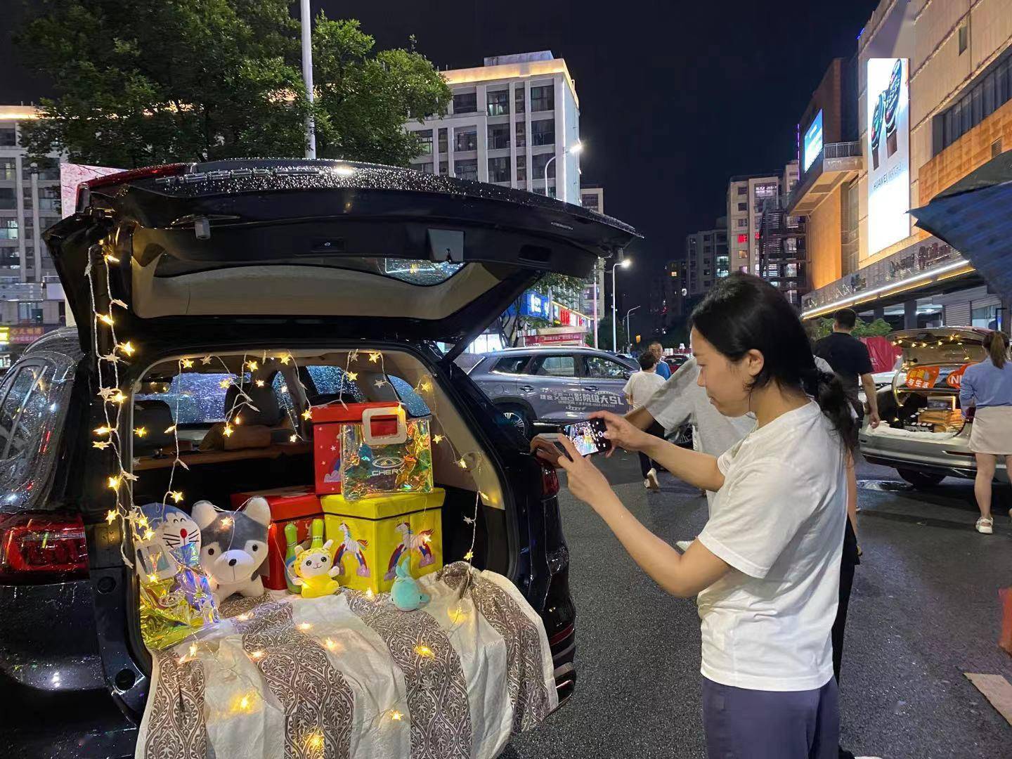 鸠江"汽车后备箱"夜市文化节璀璨登场 特色夜市助推"夜经