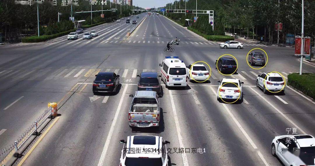 宁夏5辆车接连压实线,闯红灯,交警竟不处罚!