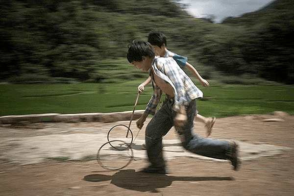 跳皮筋则是女孩子们的最爱,巷口处总能看到她们上下翻飞的倩影.