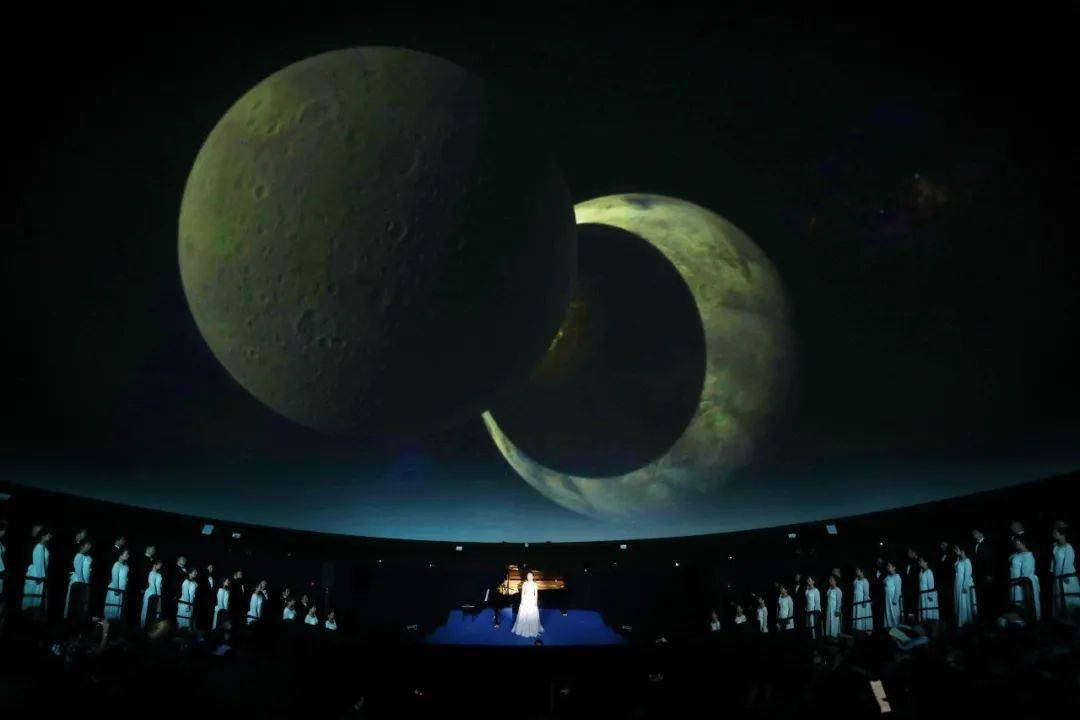 上海天文馆前先看插上音乐的翅膀飞向星空