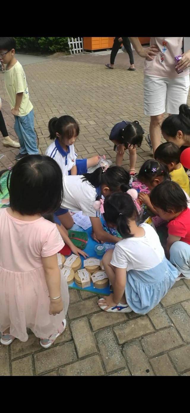 三年级小朋友暑假摆地摊创业要把跳舞培训费挣出来