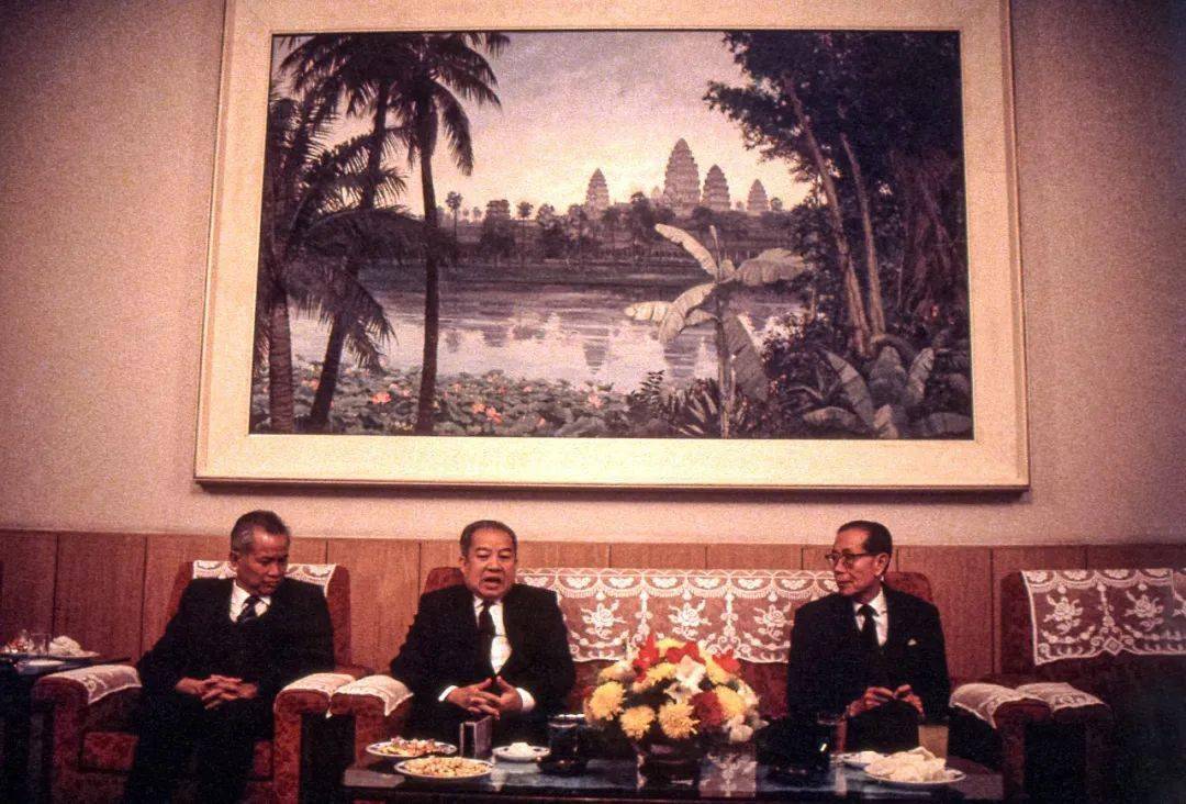 正好我们要国庆后出发,所以出发前先去了西哈努克的官邸,两个文字记者