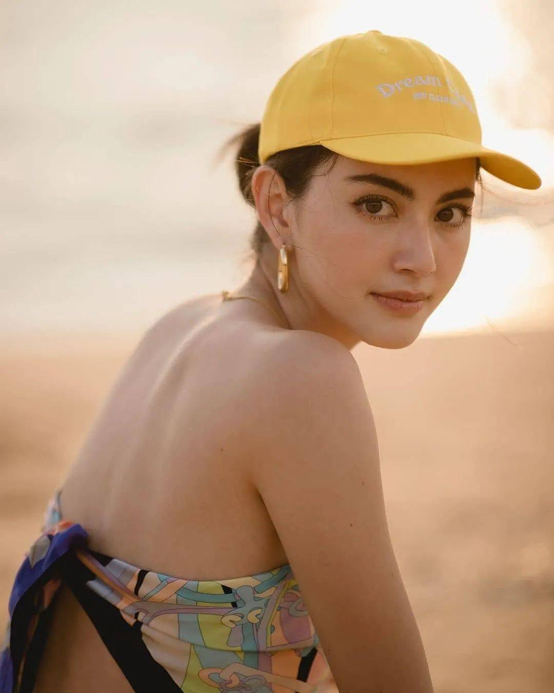 上衣|泰式美人Mai的夏日穿搭，你确定不想学？