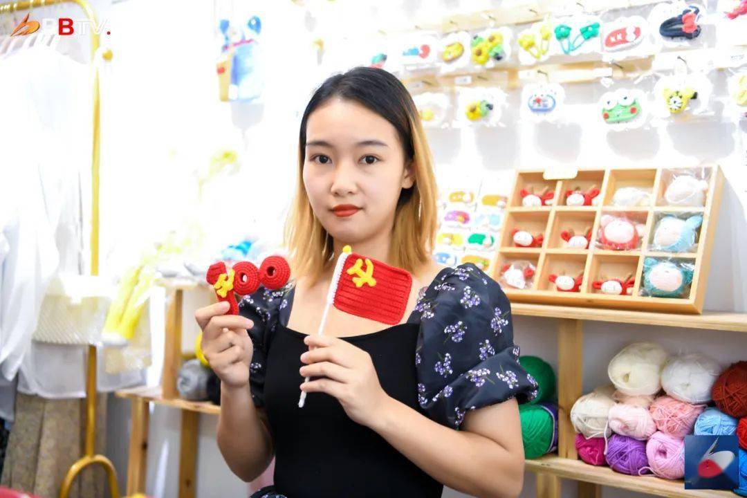 博白两位90后小姐姐手工编织党旗向党献礼