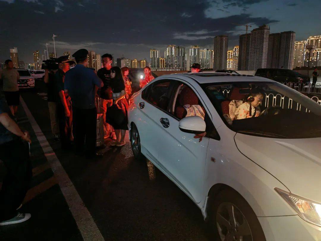 兰州市公安,交通两部门联合夜查非法营运车辆