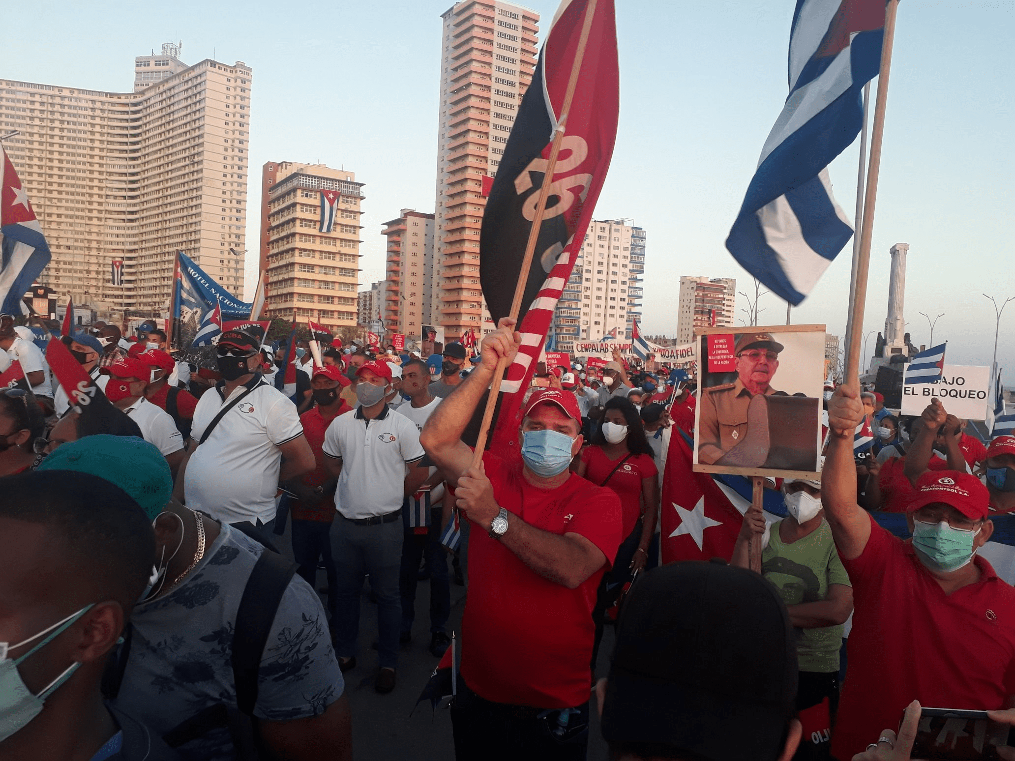 古巴首都10万民众上街游行反对美国霸权 劳尔·卡斯特罗参加
