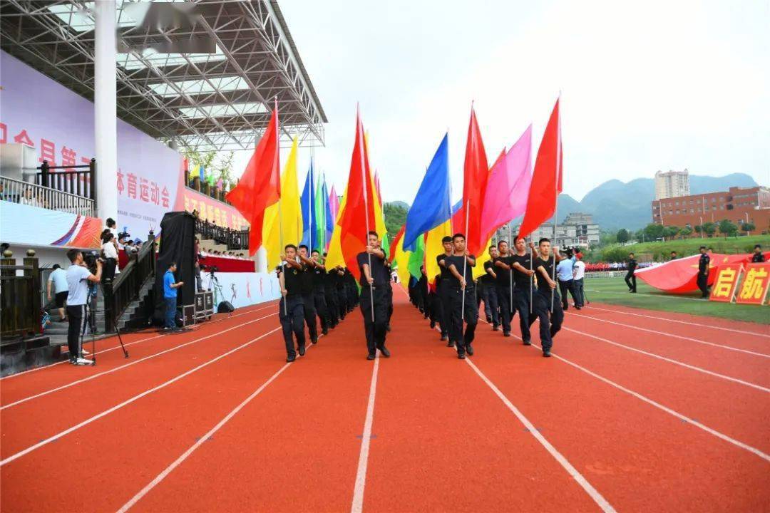 上午10时,阵雨过后的织金一中体育场格外清爽敞亮,五彩缤纷的开幕式