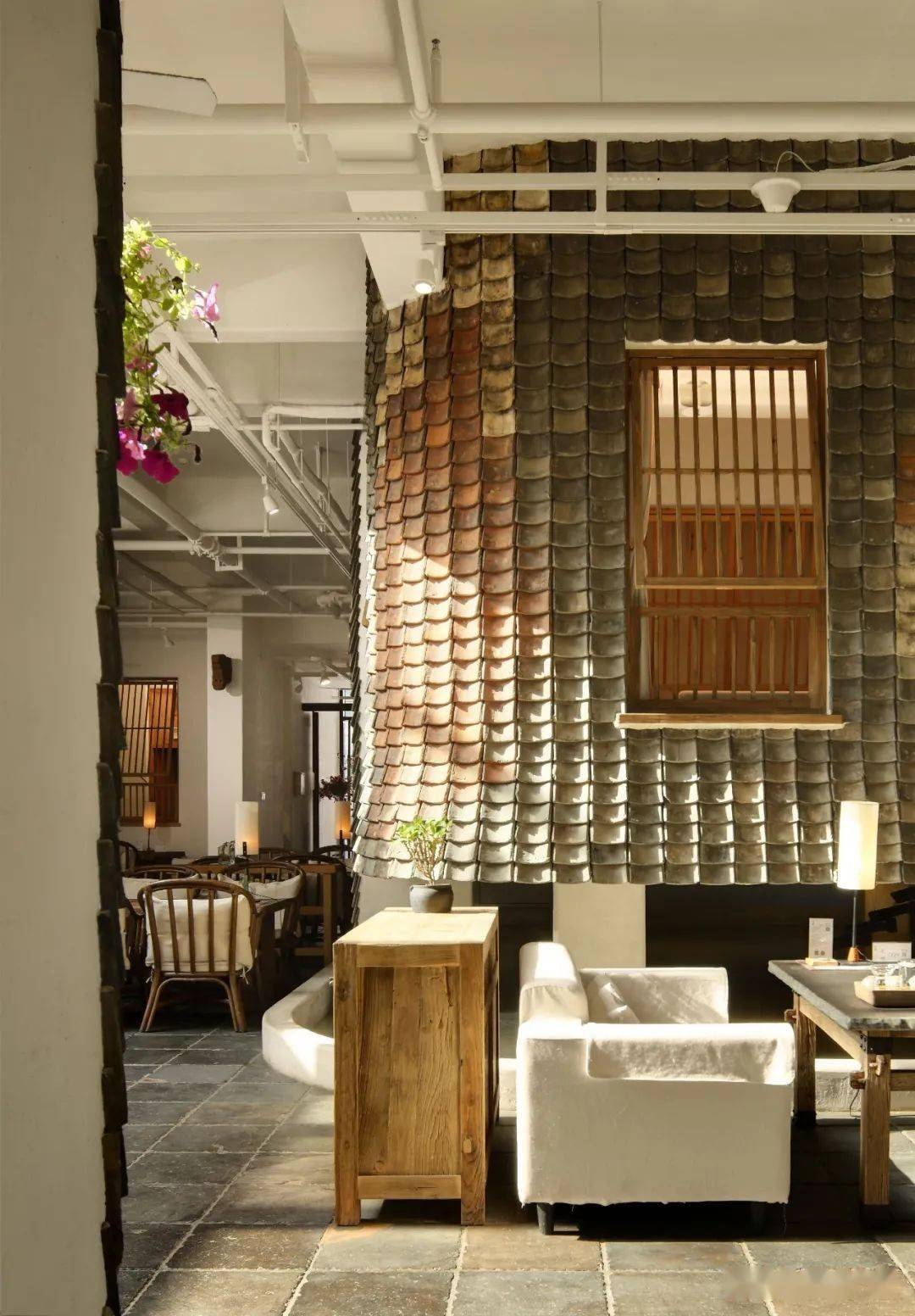 瓦库用最简朴的元素一点点拼接,以瓦为主要装饰材料,在与当地文化相