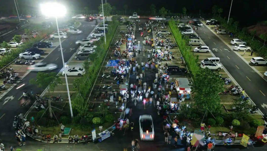 继环市南路之后,罗定这个停车场竟也成了夜市街