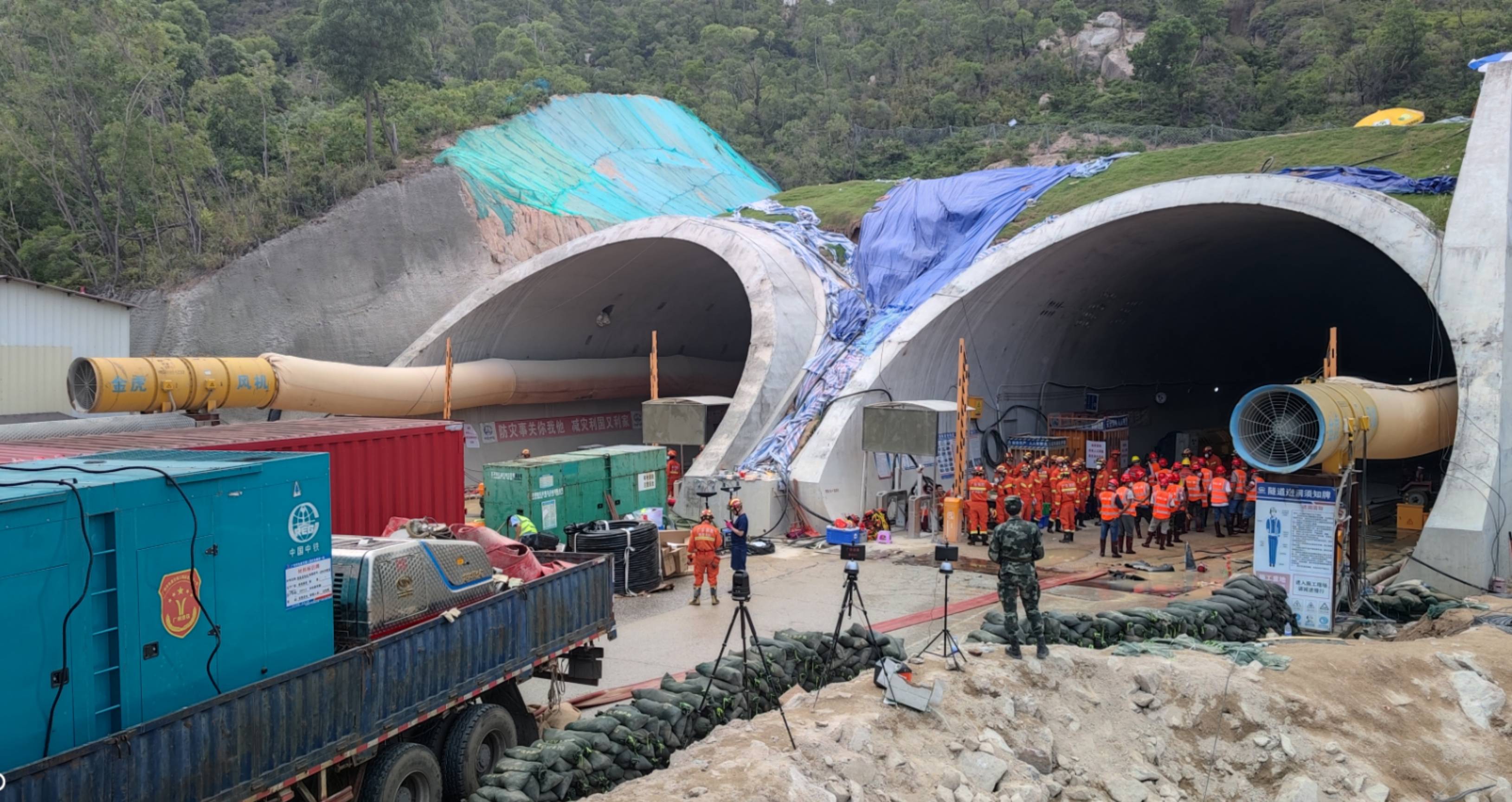 珠海石景山隧道事故救援进展:已派出25人次"蛙人"搜救,仍未找到被困