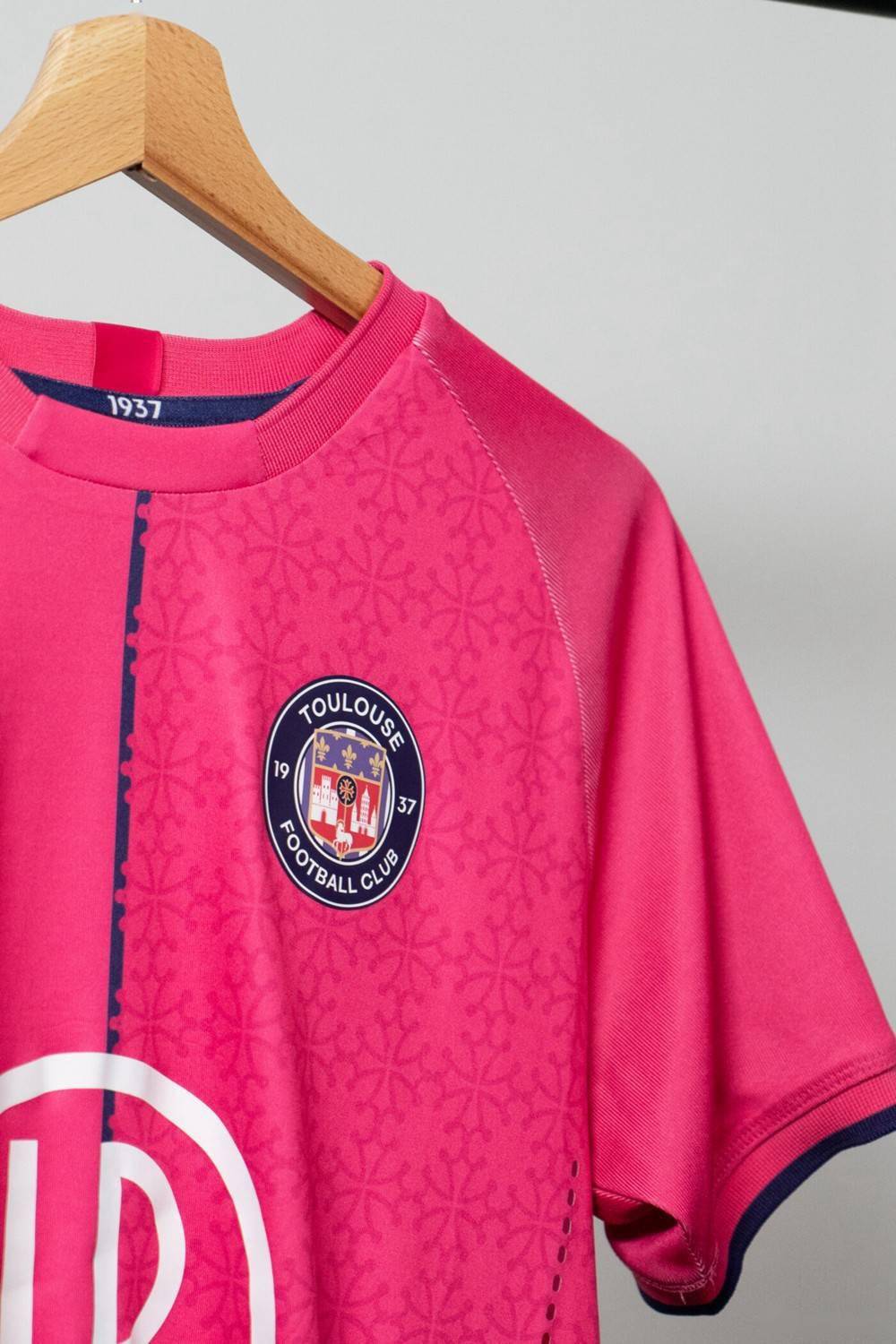 图卢兹发布202122赛季主客场球衣