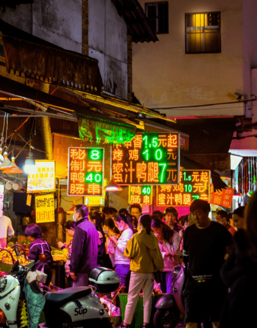 南宁江畔小镇夜市图片