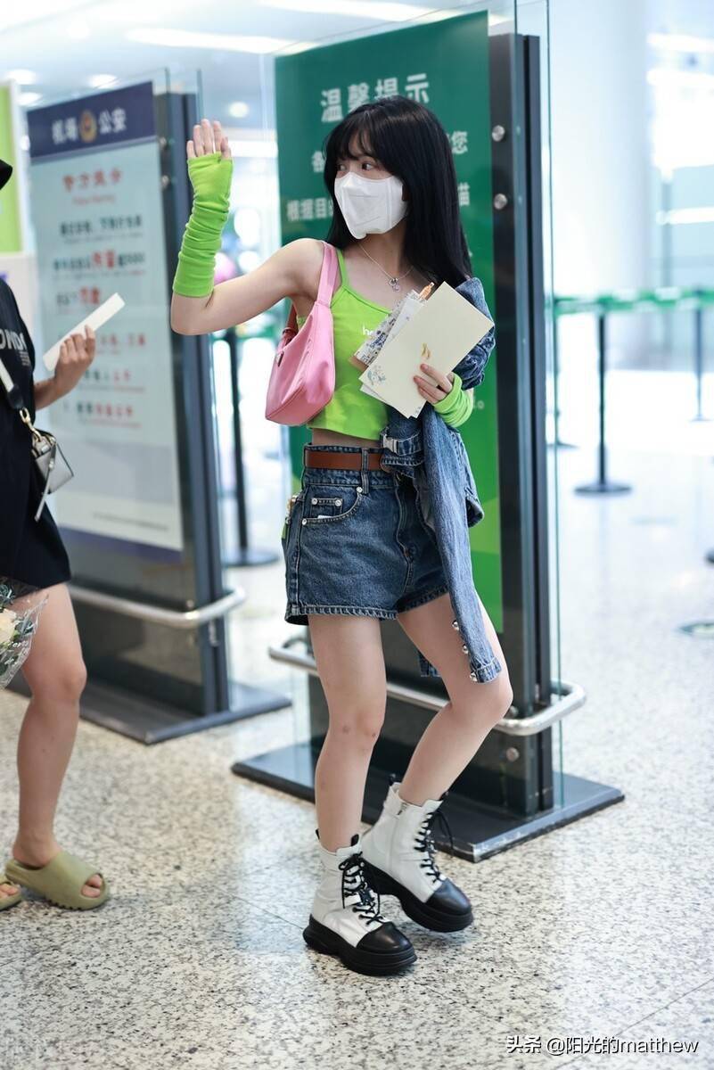 街拍赖美云绿色吊带背心牛仔超短裤腋下包青春活力