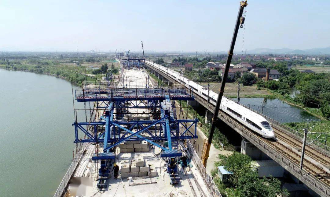 制定出台《"轨道上的湖州"建设行动方案(2021-2025)》.