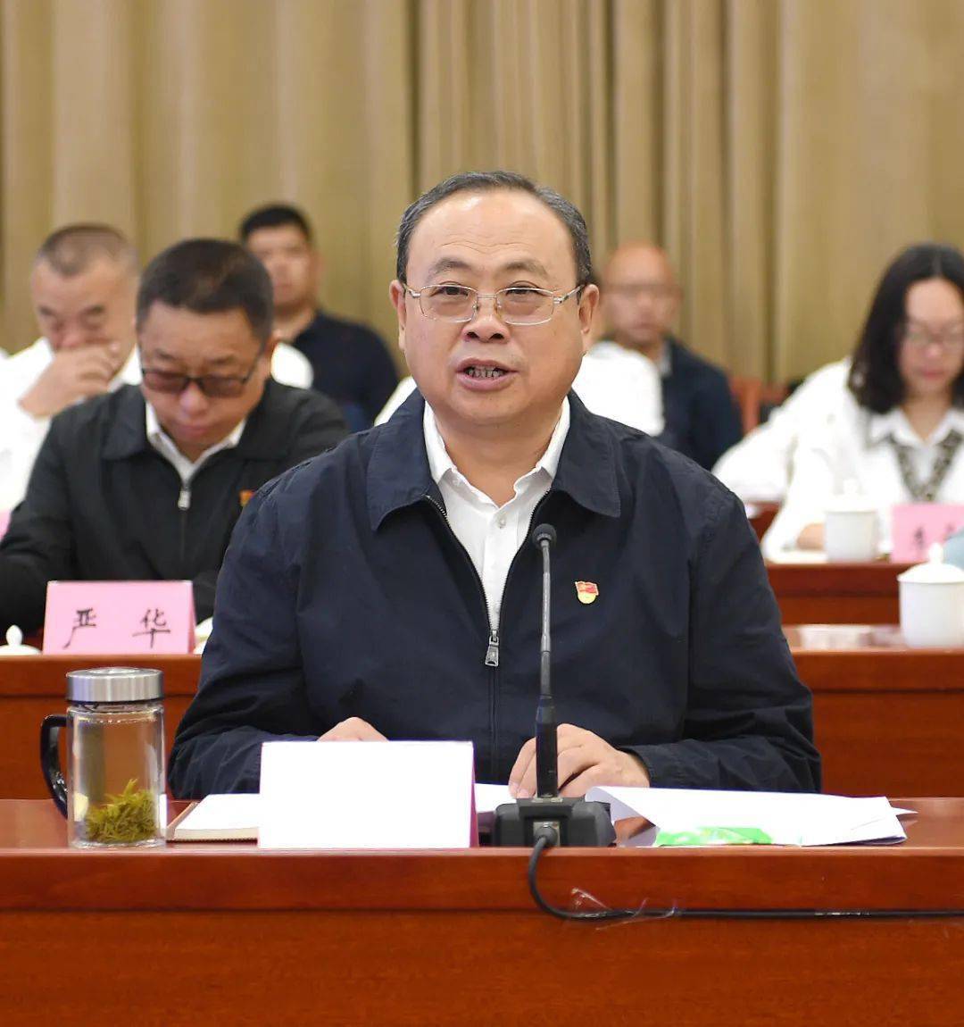 州委副书记,代理州长罗振华主持签约仪式.