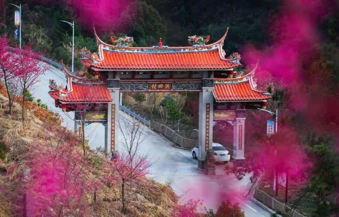 罗溪镇洪四村用红色染美了乡村