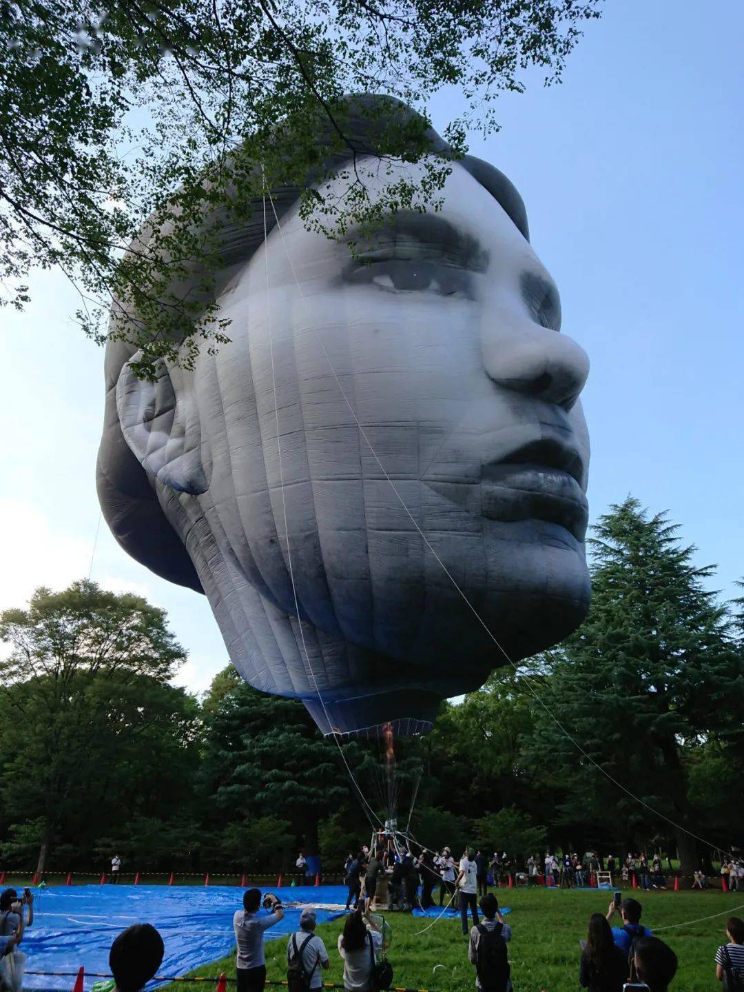 东京上空惊现恐怖人头气球说是为了奥运日本民众炸锅