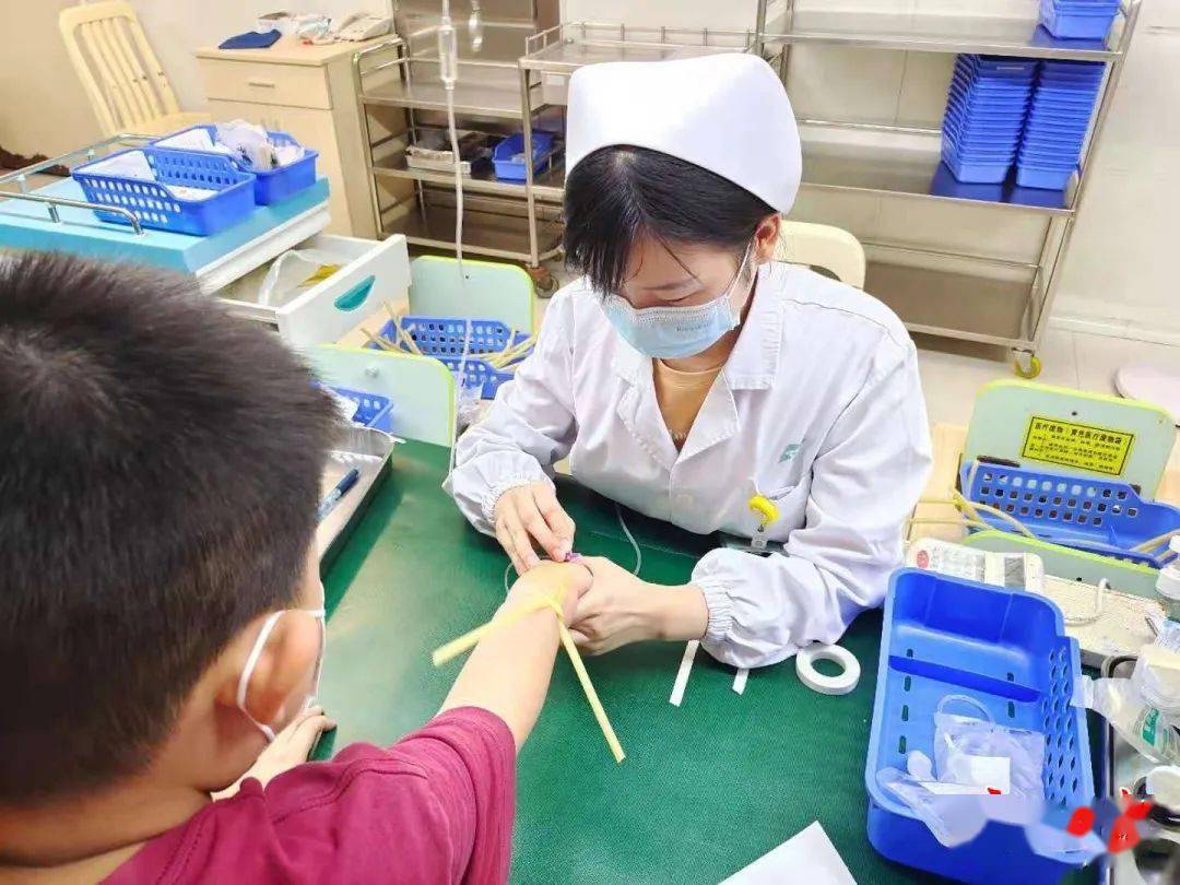 7月15日,武汉儿童医院门诊穿刺台,护士正在为一名生病的孩子打针.