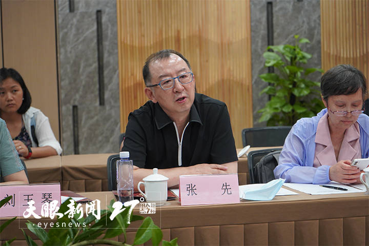 "文旅部专家,中央戏剧学院戏文系原主任,教授张先认为,话剧《雄关漫道