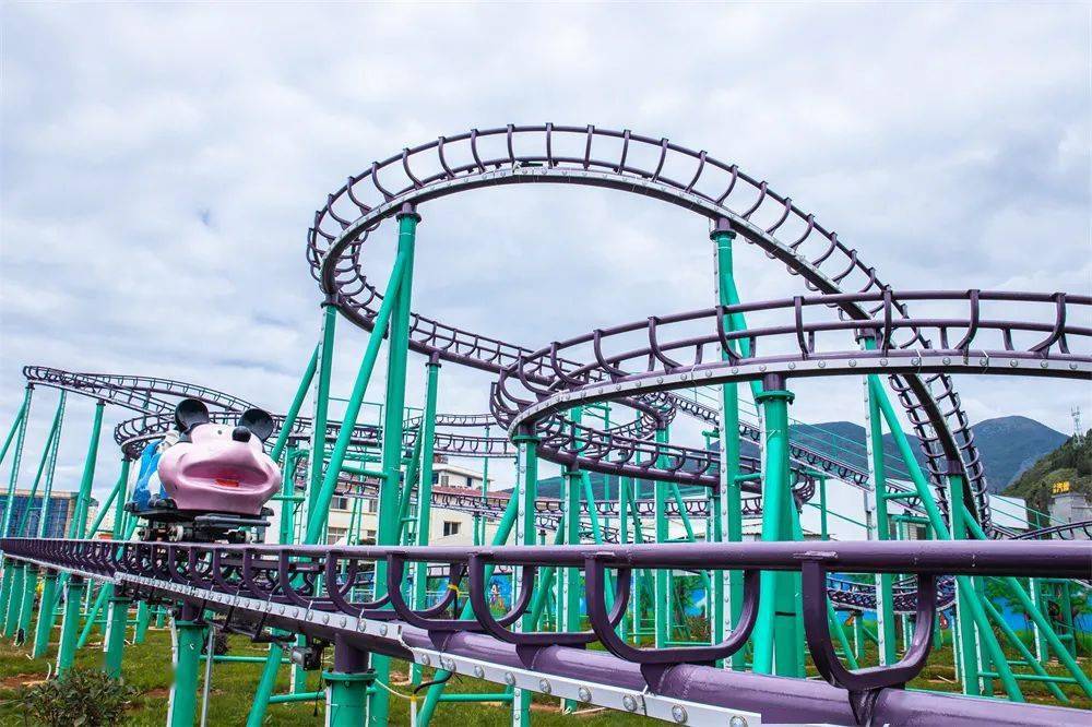 这个真的不用多说了吧!你光站在下面听尖叫就知道有多刺激多好玩了!