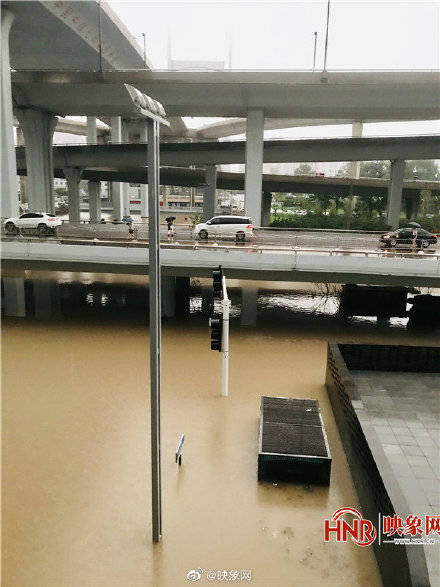 暴雨积水逼近高架桥 郑州市民步行走高架回家