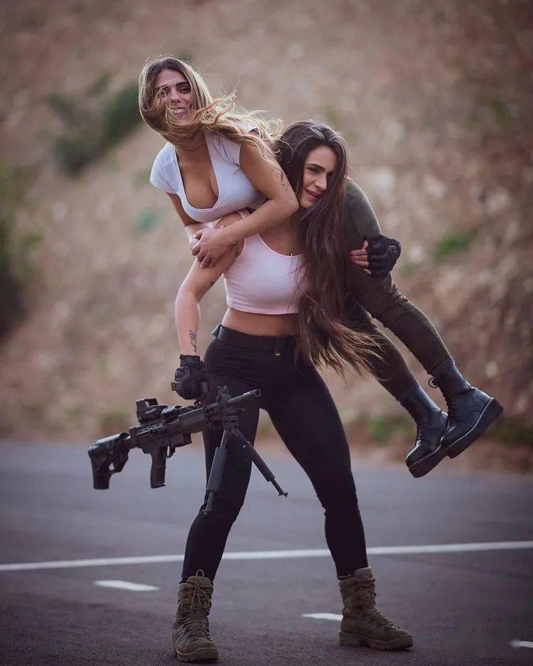 【个顶个的女汉子】以色列轻武器的模特选择还是有点讲究的