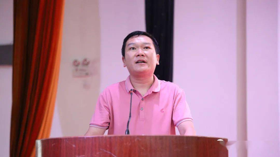 信阳高中校长黄立明和浉河中学校长王世安为15位优秀毕业生代表颁发了